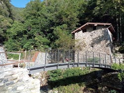 Bridge over the Caraello stream (300 m) | Circular hike from Laglio to Monte Colmegnone